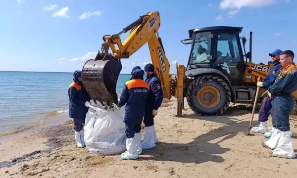 Под Анапой собрали более 1000 мешков песка с мазутом