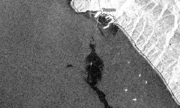 Оперштаб: власти борются с гигантским разливом нефти в море у Туапсе