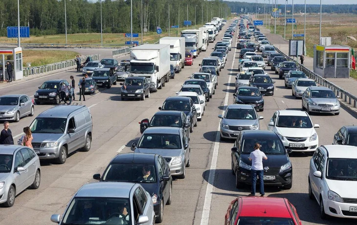 &laquo;Запасайтесь бутербродами&raquo;: автомобильные очереди из Евросоюза в Россию растянулись на сутки и более