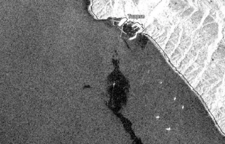 Оперштаб: власти борются с гигантским разливом нефти в море у Туапсе