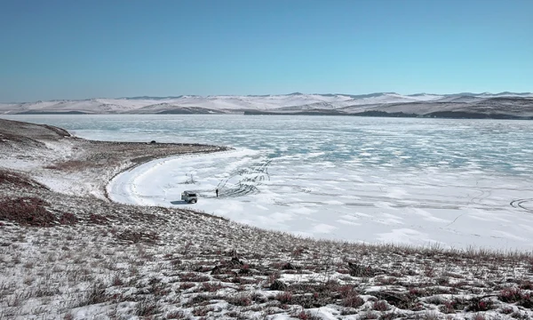 Туристов на Байкале продолжают вывозить на лед