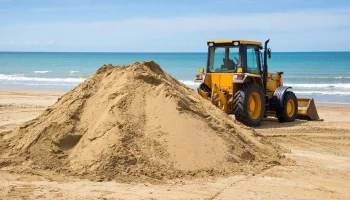 На центральный пляж Анапы завезли грунт с травой и битой плиткой