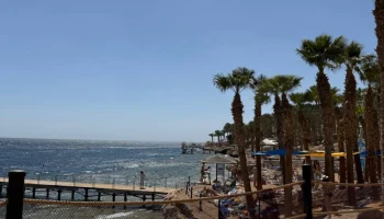 Туристы в Шарм-эль-Шейхе наблюдают за полетом истребителей с бокалом в руке