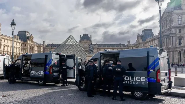 Гиды в Лувре 10 лет продавали туристам поддельные билеты по завышенным ценам