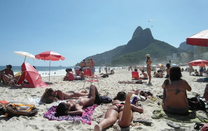 СМИ: продавцы на пляжах Рио-де-Жанейро тайком списывают деньги с карт туристов