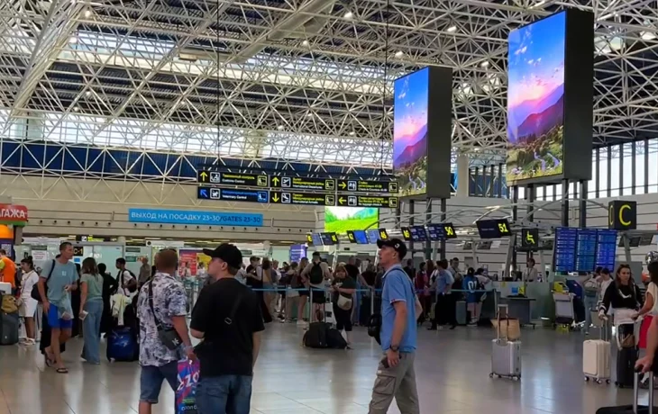 В аэропорту Сочи все еще задерживаются десятки рейсов В аэропорту Сочи все еще задерживаются десятки рейсов