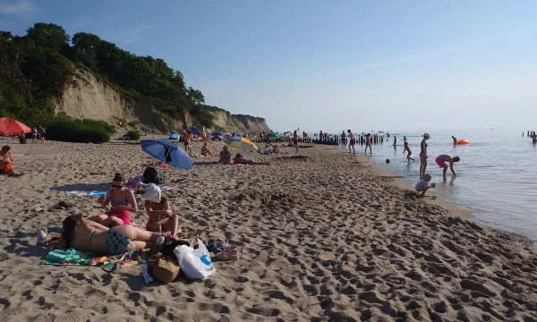 Балтийское море прогрелось, как на юге, но купаться туристы не спешат