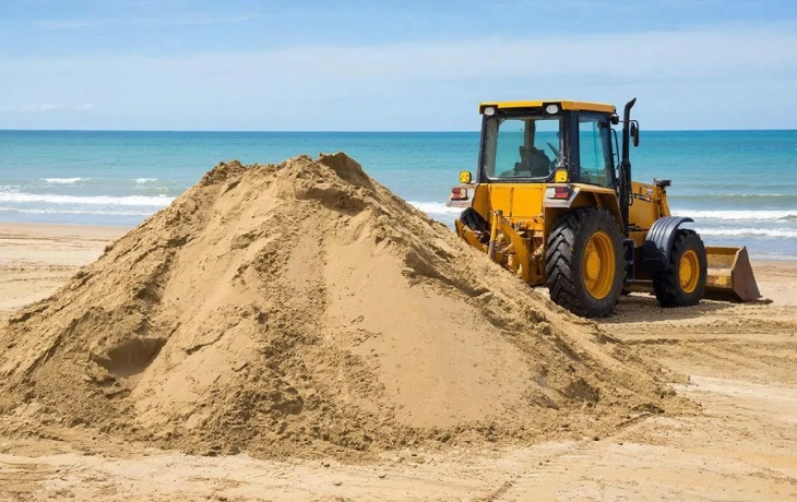 На центральный пляж Анапы завезли грунт с травой и битой плиткой