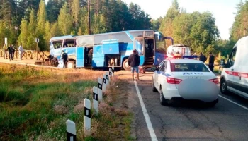 Туристический автобус столкнулся с поездом