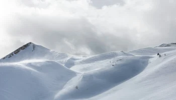 На Камчатке спасатели попытались помочь застрявшим в пурге туристам, но сами оказались в снежном пле На Камчатке спасатели попытались помочь застрявшим в пурге туристам, но сами оказались в снежном пле