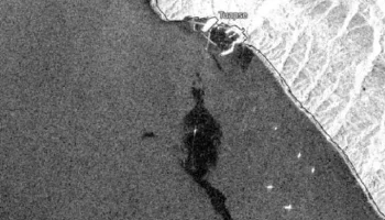 Оперштаб: власти борются с гигантским разливом нефти в море у Туапсе