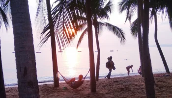 В Паттайе туристы помогают россиянину-бродяге