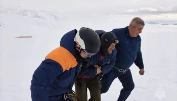 Главврач: двое пострадавших на Авачинском перевале туристов остаются в больнице