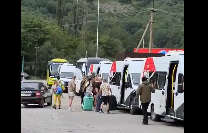 Для эвакуации туристов с Эльбруса запустили шаттлы