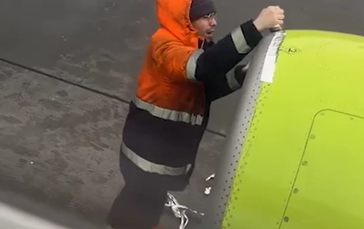 Пассажиры S7 запаниковали из-за ремонта самолета «скотчем» Пассажиры S7 запаниковали из-за ремонта самолета «скотчем»