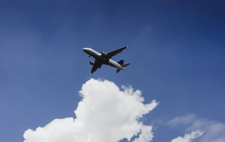 «Скрутили и вывели»: агрессивную пассажирку на рейсе из Москвы помог задержать певец Алексей Глызин «Скрутили и вывели»: агрессивную пассажирку на рейсе из Москвы помог задержать певец Алексей Глызин