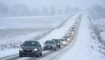 &laquo;Дорога не просто страшная, а очень&raquo;: сотни туристов застряли в Териберке