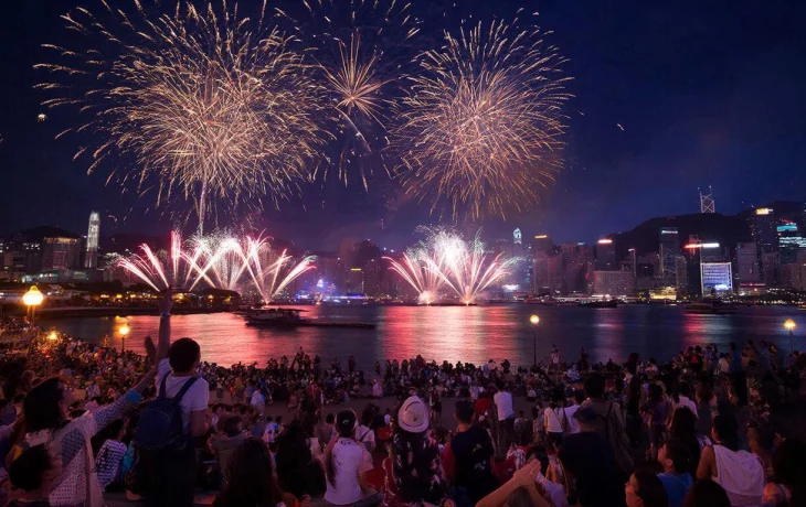 Карнавал в Рио, танцы дронов над Сиднеем: как встретили Новый год в городах и странах