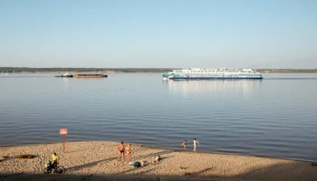 Туристов со сломавшегося теплохода вывозят на автобусах