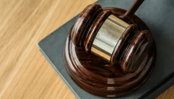 Турист не улетел в Италию из-за задержки визы и обвинил в этом туроператора и турагента