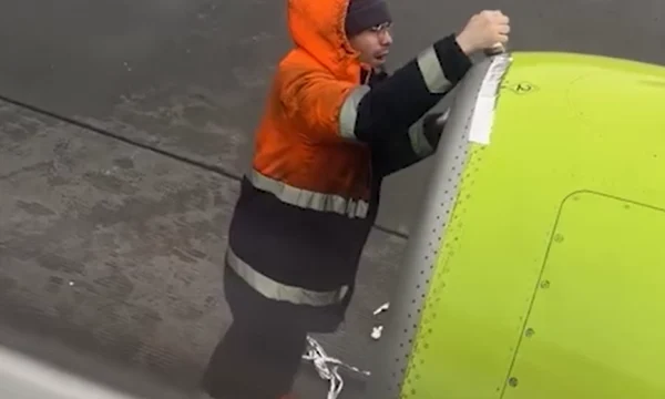 Пассажиры S7 запаниковали из-за ремонта самолета &laquo;скотчем&raquo;