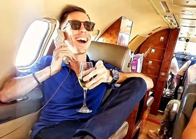 Бывший бортпроводник годами выдавал себя за пилота и бесплатно путешествовал Бывший бортпроводник годами выдавал себя за пилота и бесплатно путешествовал