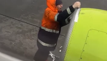 Пассажиры S7 запаниковали из-за ремонта самолета &laquo;скотчем&raquo;