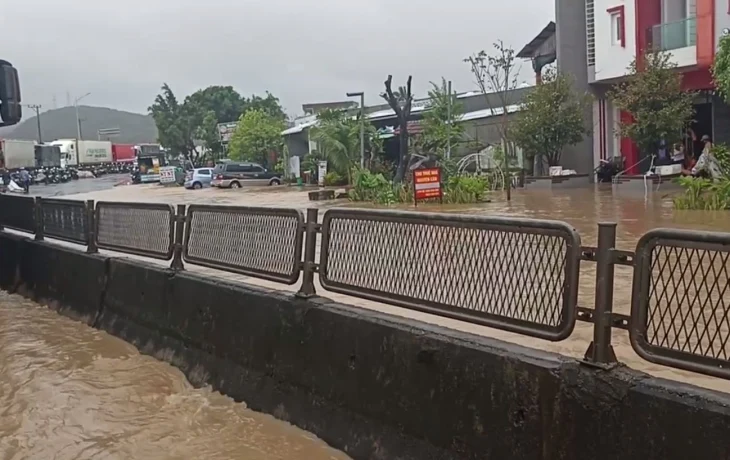 Российские туристы оказались в ловушке посреди бушующей реки во Вьетнаме