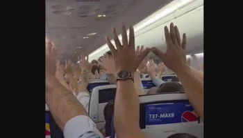 СМИ: бортпроводники приняли напоминание в телефоне за бомбу