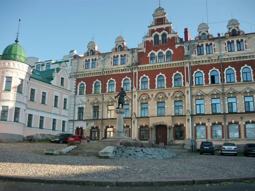 Ратушная площадь в Выборге и памятник шведскому маршалу Торгильсу Кнутсену Фото достопримечательностей Европейской части России: Ратушная площадь в Выборге и памятник шведскому маршалу Торгильсу Кнутсену