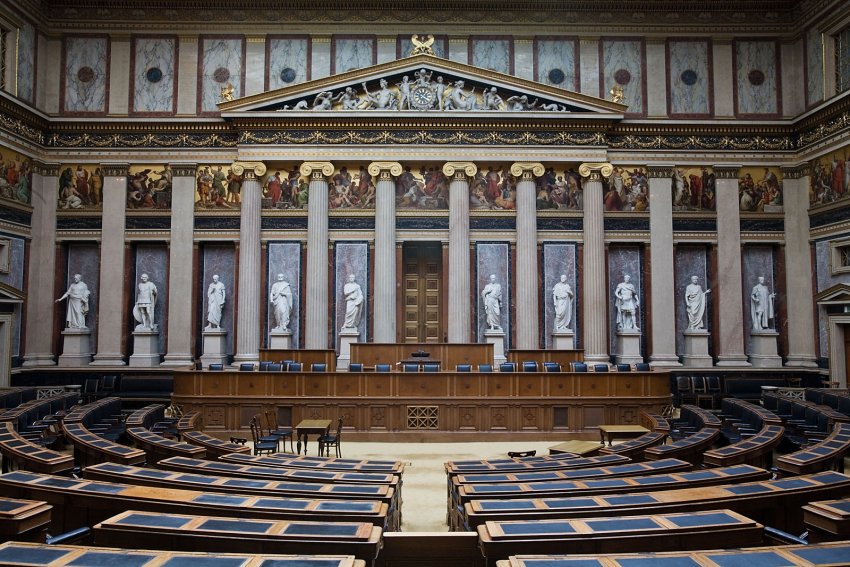 Венский парламент. Внутренний интерьер зала заседаний Фото достопримечательностей Вены: Венский парламент. Внутренний интерьер зала заседаний