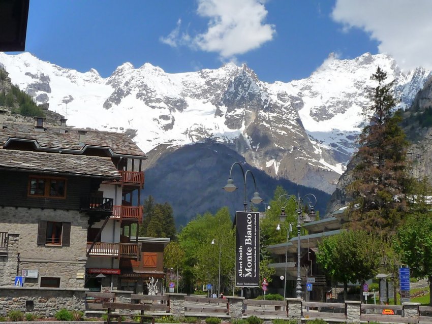 Горнолыжный курорт Курмайор (Courmayeur) Фото достопримечательностей Италии: Горнолыжный курорт Курмайор (Courmayeur)