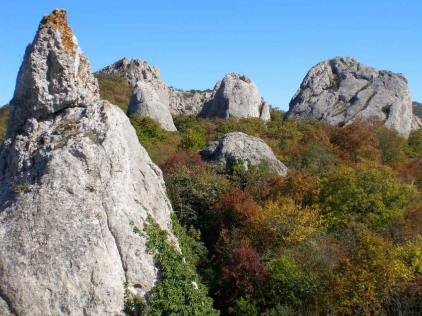 Скалы Тышлар или Храм Солнца. Загадав здесь желание, люди верят в то, что оно обязательно сбудется Фото достопримечательностей Крыма и ЮБК: Скалы Тышлар или Храм Солнца. Загадав здесь желание, люди верят в то, что оно обязательно сбудется