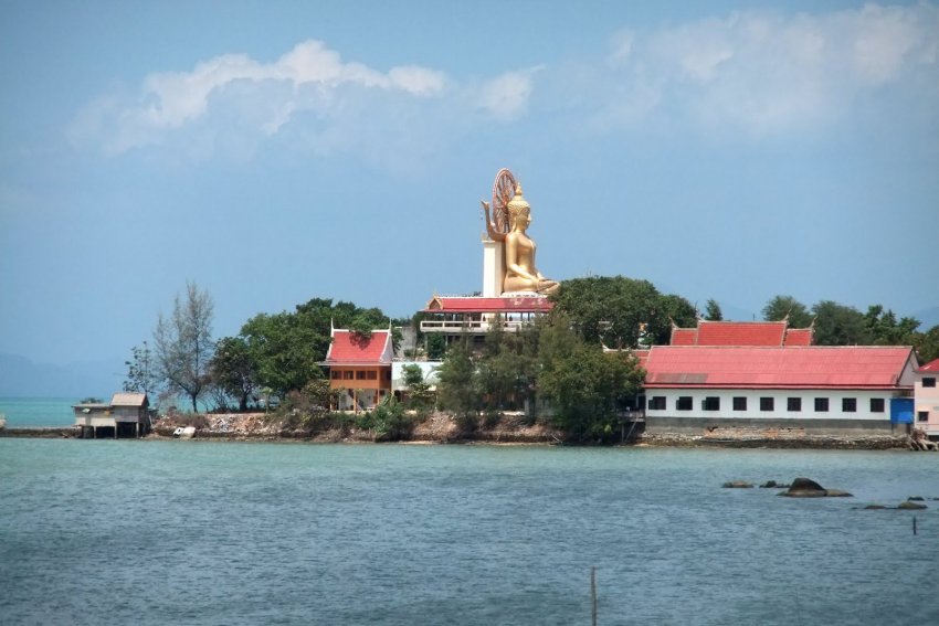 Статуя Будды. Вид с пирса Фото достопримечательностей Таиланда: Статуя Будды. Вид с пирса