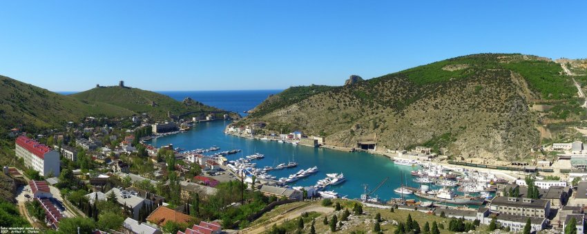 Вид на поселок Балаклава, Крым Фото достопримечательностей Крыма и ЮБК: Вид на поселок Балаклава, Крым