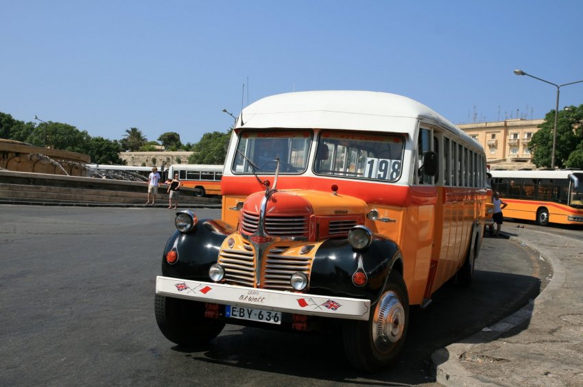 Автобусы - главный общественный транспорт на Мальте Фото достопримечательностей других стран Европы: Автобусы - главный общественный транспорт на Мальте