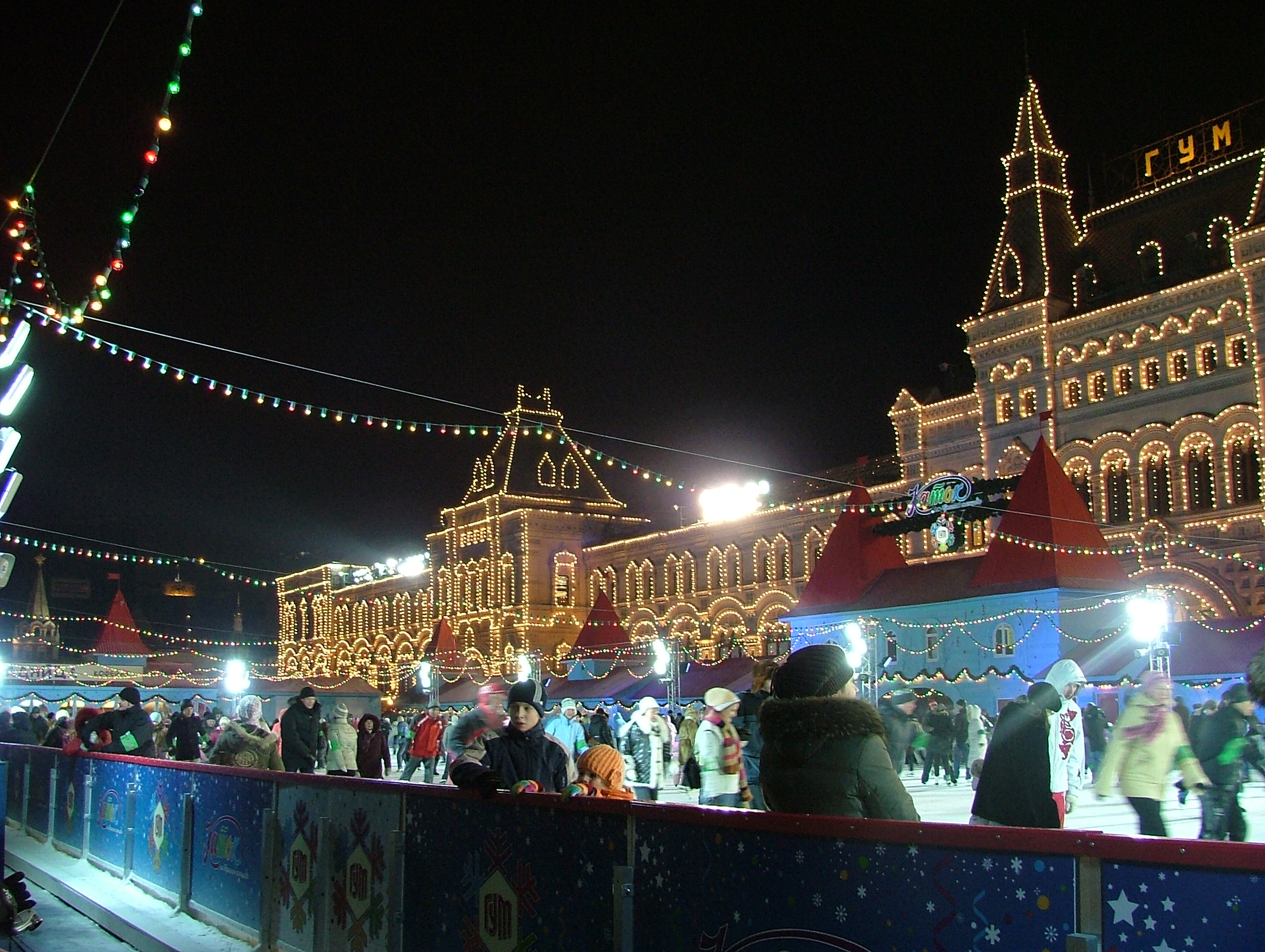 Празднично иллюминированная Красная площадь Фото достопримечательностей других стран Европы: Празднично иллюминированная Красная площадь