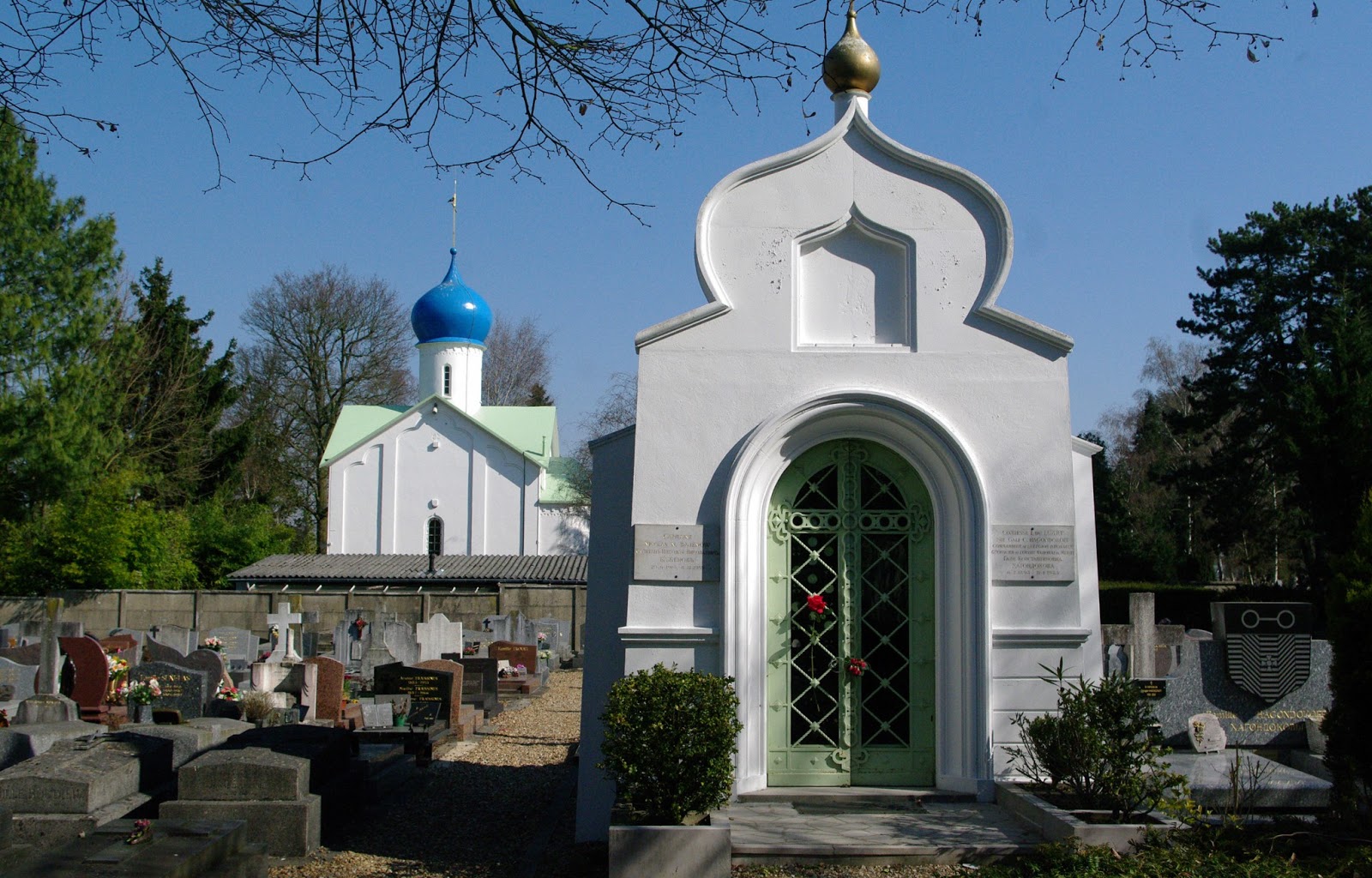 Часовня и православная церковь на кладбище Сент-Женевьев-де-Буа Фото достопримечательностей Франции: Часовня и православная церковь на кладбище Сент-Женевьев-де-Буа