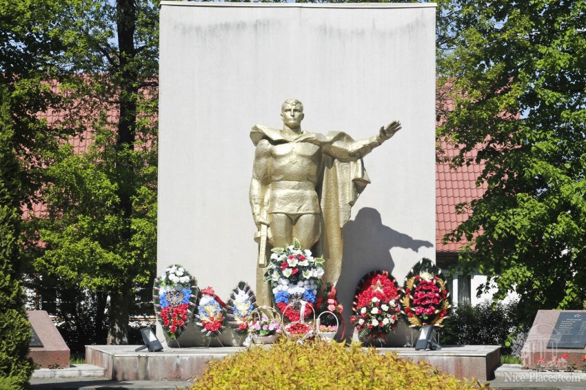 Мемориал посвященный Второй Мировой Войне, находится в Янтарном на одном из центральных перекрестков. Кроме всего прочего данный мемориал является и братской могилой. Фото достопримечательностей Европейской части России: Мемориал посвященный Второй Мировой Войне, находится в Янтарном на одном из центральных перекрестков. Кроме всего прочего данный мемориал является и братской могилой.