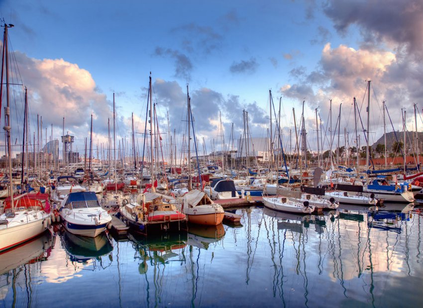 Яхты на причале в Барселоне Фото достопримечательностей других стран Европы: Яхты на причале в Барселоне