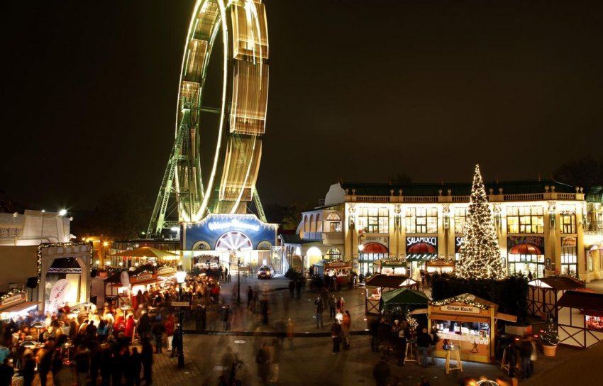 Ярмарка у колеса обозрения в парке Пратер Фото достопримечательностей Вены: Ярмарка у колеса обозрения в парке Пратер