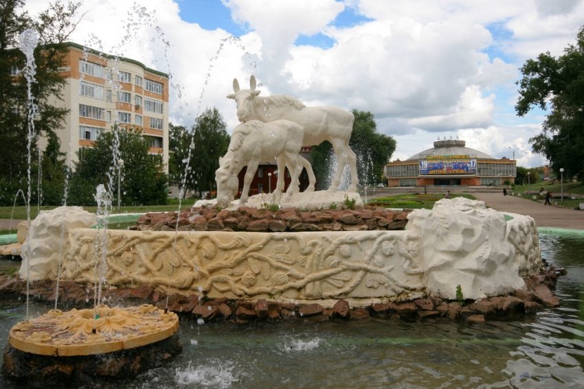 Фонтан и Рязанский цирк вдали Фото достопримечательностей Европейской части России: Фонтан и Рязанский цирк вдали