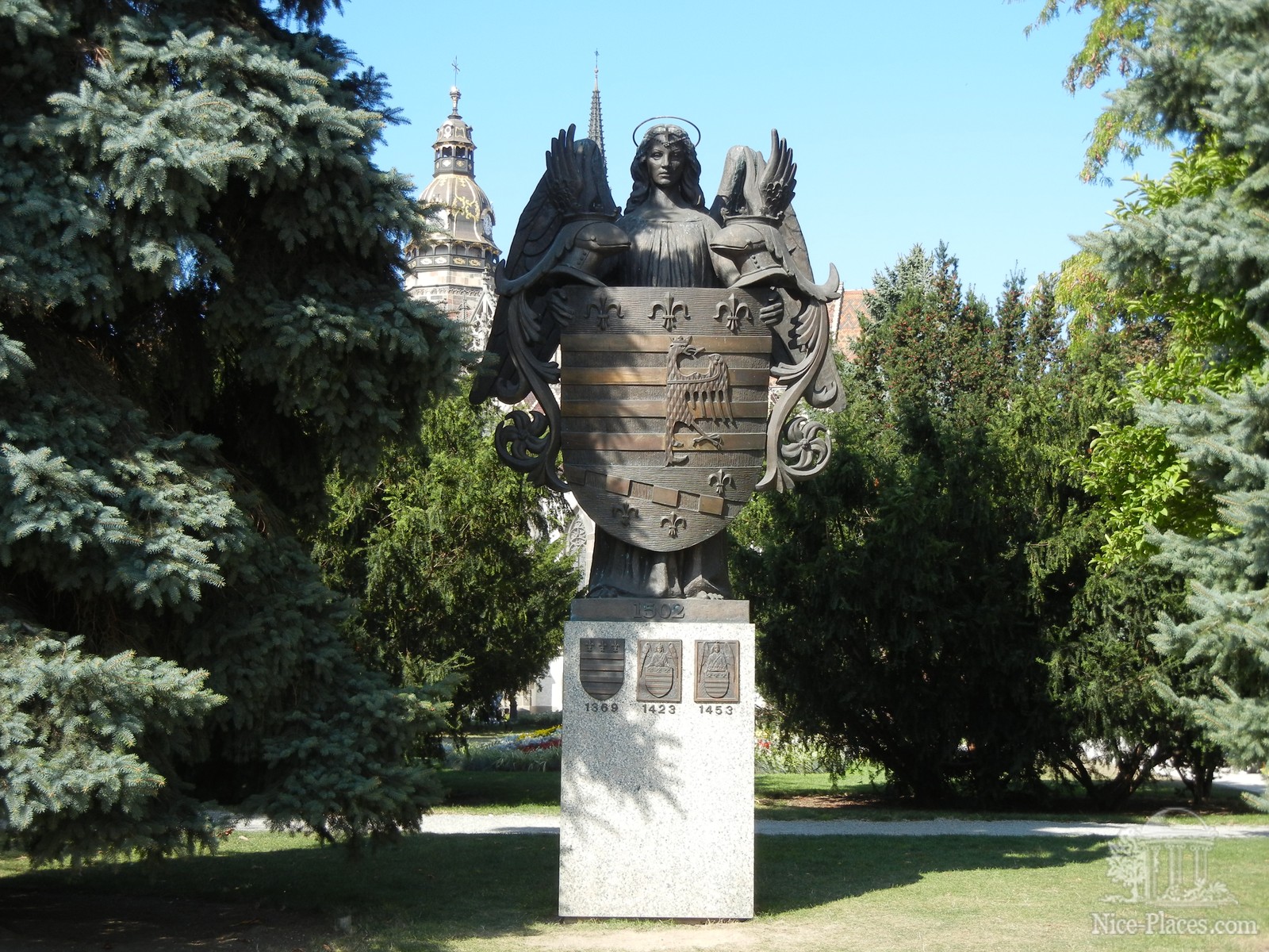 Герб Кошице в парке на Главной улице Фото достопримечательностей Словакии: Герб Кошице в парке на Главной улице