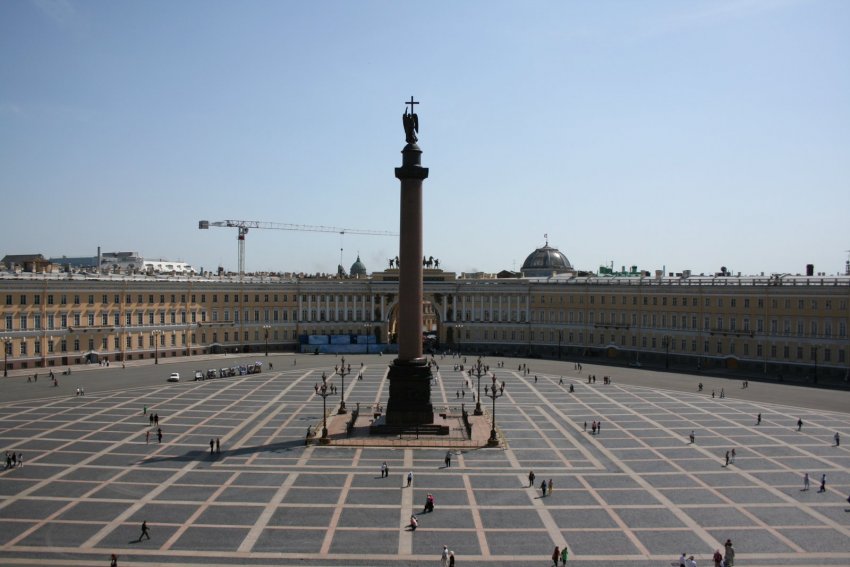 Ансамбль Дворцовой площади. В центре Александровская колонна Фото достопримечательностей Санкт-Петербурга и области: Ансамбль Дворцовой площади. В центре Александровская колонна
