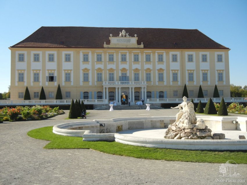 Замок Schloss Hof - жемчужина Нижней Австрии Фото достопримечательностей Австрии: Замок Schloss Hof - жемчужина Нижней Австрии