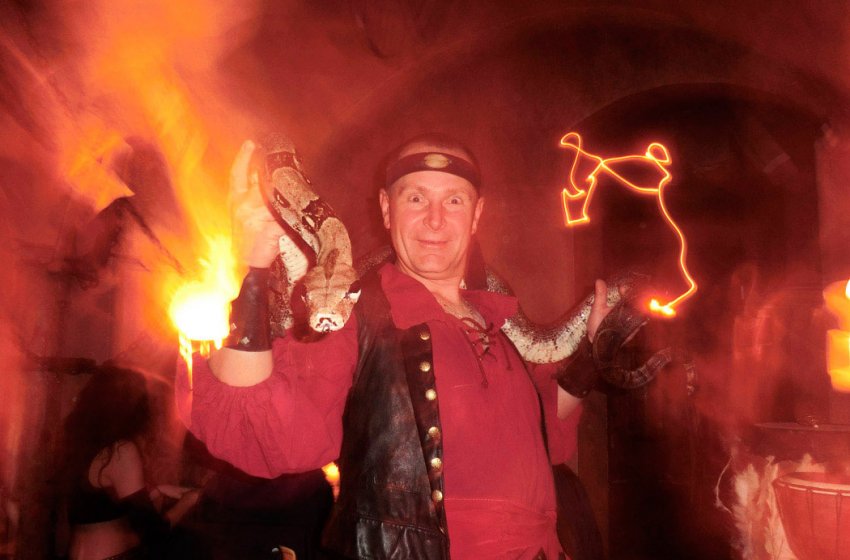 Шоу с питоном в корчме в Детенице Фото достопримечательностей Чехии: Шоу с питоном в корчме в Детенице