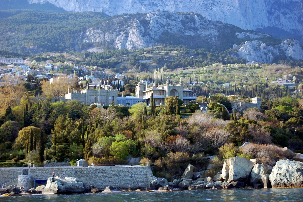 Воронцовский дворец и парк - общий вид с моря Фото достопримечательностей Крыма и ЮБК: Воронцовский дворец и парк - общий вид с моря