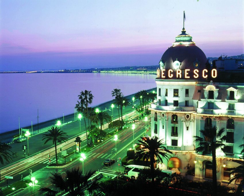 Отель Негреско в ночной подсветке Фото достопримечательностей Лазурного берега Франции: Отель Негреско в ночной подсветке