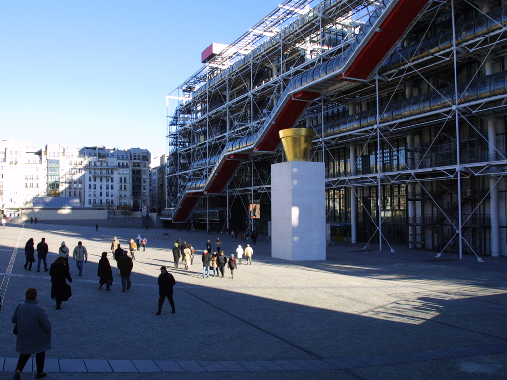 Площадь возле Бобура Фото достопримечательностей Парижа: Площадь возле Бобура