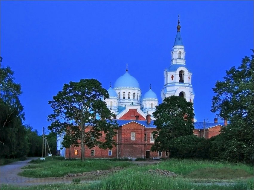 Спасо-Преображенский собор - центральный храм Валаамского монастыря Фото достопримечательностей Карелии: Спасо-Преображенский собор - центральный храм Валаамского монастыря